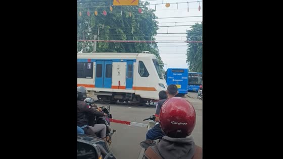 Bus escapes train at crossing in Jakarta, passengers scramble to get out