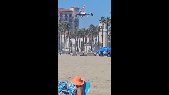 Rotor malfunction leads to helicopter crash in Huntington Beach, California, USA