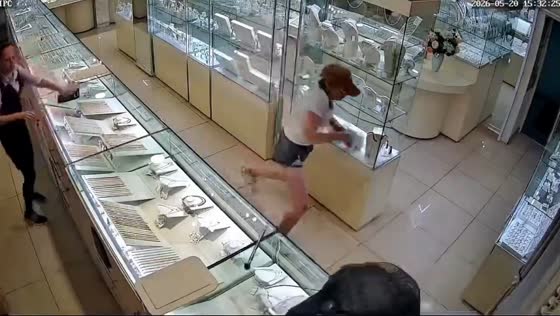 Smash-and-grab robbery at jewelry store caught on camera in Ussuriysk, Russia