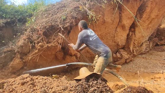 Soil bank collapse nearly hits person in San Pablo, Colombia