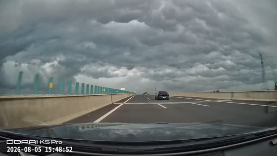 Rear windshield suddenly detaches from moving car on highway in Yiyang, Hunan, China