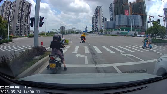 Motorcycle and e-bike collide at intersection in Guangdong, China