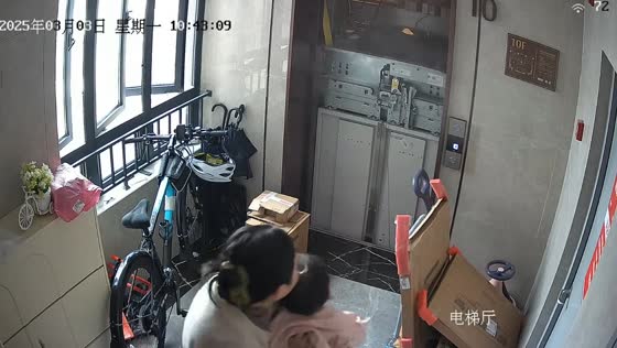 Mother and daughter avoid malfunctioning elevator in Fujian, China