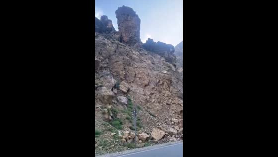 Rockfall strikes car on mountain road in Dagestan, Russia