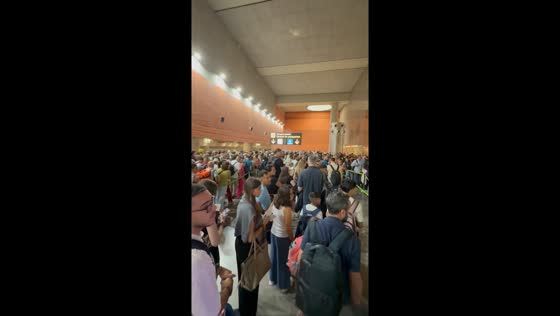 Overcrowding at Terminal 4, Barajas Airport, Madrid, Spain
