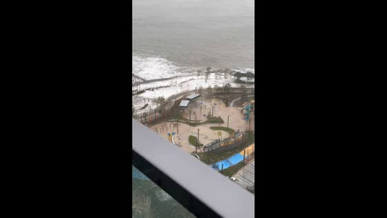 Super Typhoon Ragasa slams with strong waves and flooding in Hong Kong