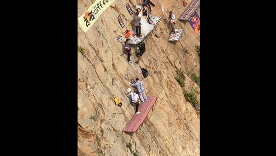 People take wedding photos on cliff in Fujian Province, China