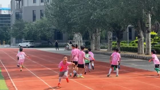Child runs in opposite direction during relay race in Liaoning, China
