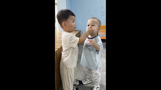 Toddler unknowingly gives away snack in Anhui, China