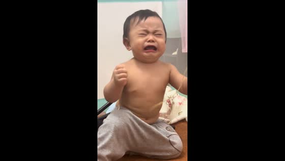 Little boy gets hit in the mouth by rubber band in Guangdong, China