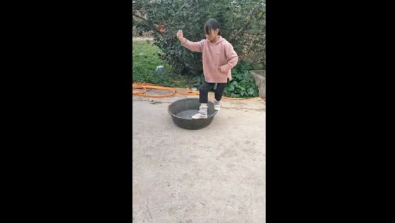 10-year-old girl performs impressive martial arts feats in Bijie, China