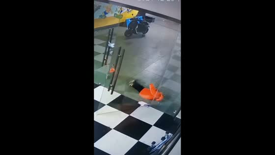 Child bumps into glass door while running in Sichuan, China