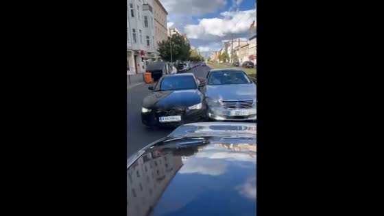 Wedding convoy drama: cars compete, pushing each other off Berlin roads