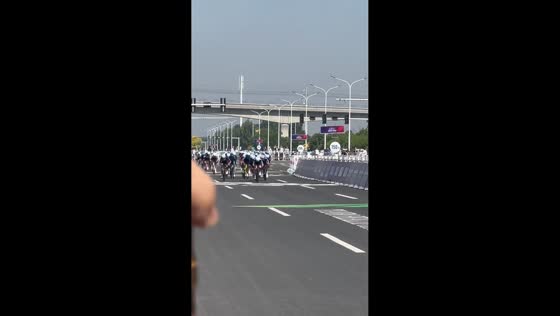 Cyclists crash after curve at Tangbo Lake race in Tianjin, China