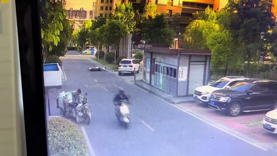 E-bike and child collide on residential road in Jiangsu, China