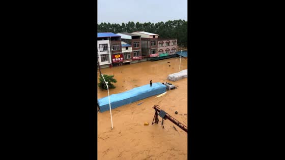 Several trucks stranded as floodwaters engulf town in Guangxi, China