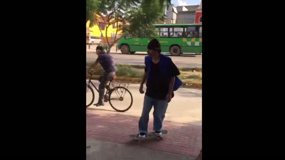 Comical headbutt of the guy who fell off his skateboard in Tonalá, Mexico