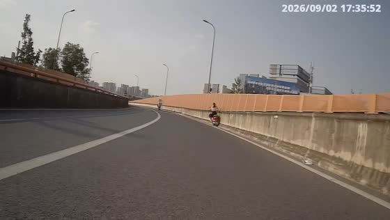 E-bike rider crashes into roadside barrier after missing curve in Sichuan, China
