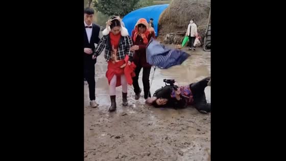 Videographer falls into mud at traditional Chinese wedding in Bozhou