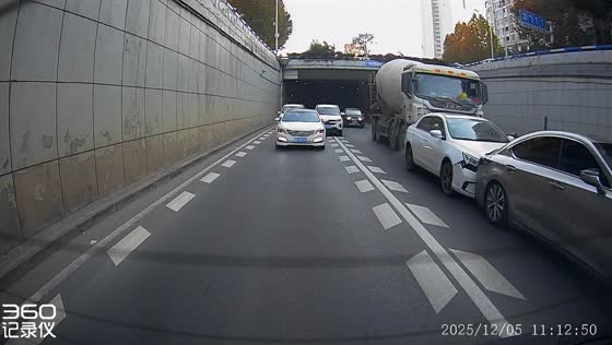 Truck causes chain-reaction traffic crash in Anhui, China