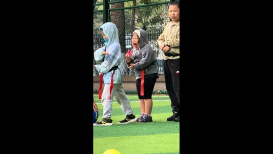 Girl's reaction to football mouthguard sparks laughs in Heilongjiang, China