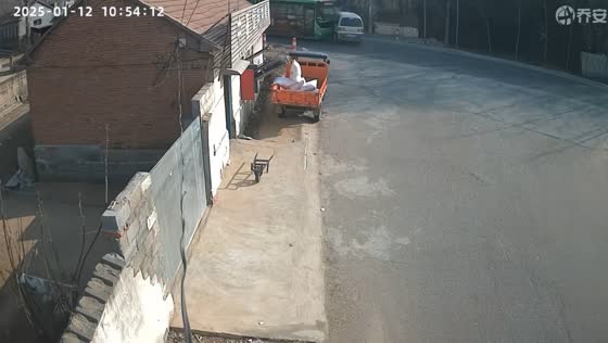 Road accident between bus and van captured on security camera in Shandong, China