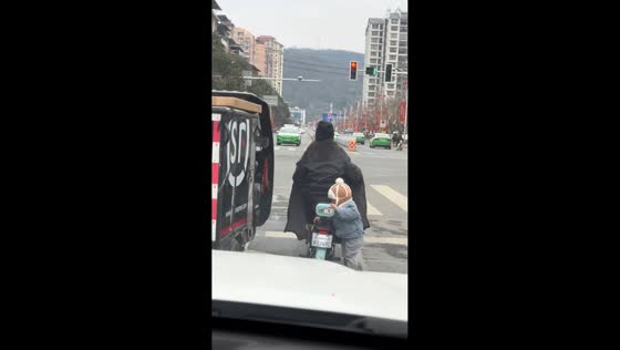 Child escapes from electric bicycle in Guizhou, China