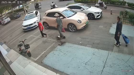 Elderly couple narrowly avoids falling flower pot in Henan, China