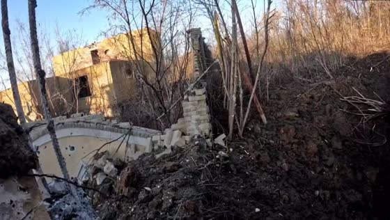 Ukrainian soldiers ambush Russian-occupied building
