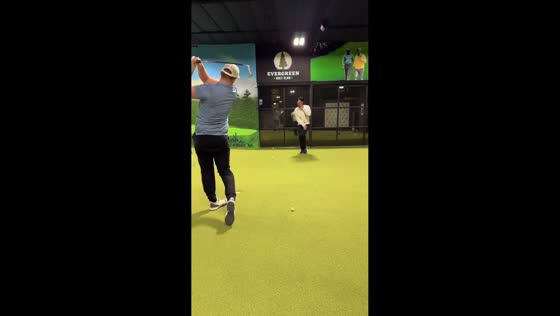 Indoor golf mishap ends with laughter after accidental hit in Redmond, Washington, USA