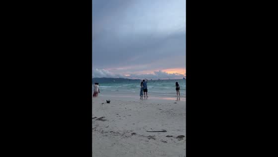 Couple's romantic moment interrupted by wave in Boracay