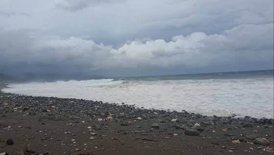 Powerful waves batter coast as Hurricane Melissa approaches Jamaica