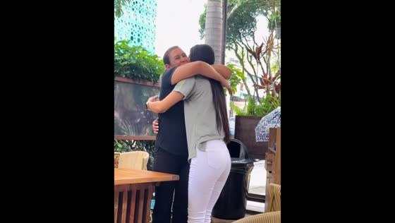 Emotional reunion after 3 years as woman surprises her mother in Ibagué, Colombia