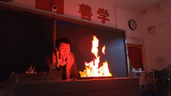 Man changes fire colors during experiment in Heilongjiang, China