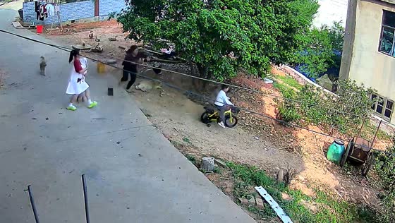 Child rides bike down steep slope in Hunan, China
