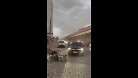 Sudden thunderstorm batters city with strong winds, lightning, and low visibility in Hanoi, Vietnam