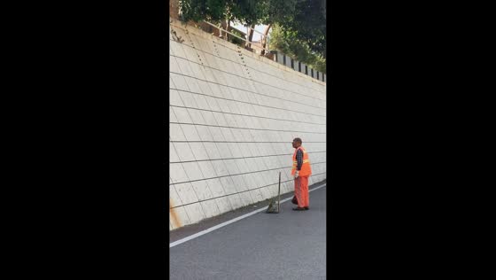 Man hilariously sweeps as fresh grass clippings keep falling in Shaanxi, China
