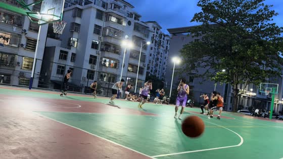 Thunderclap startles basketball players in Hainan, China