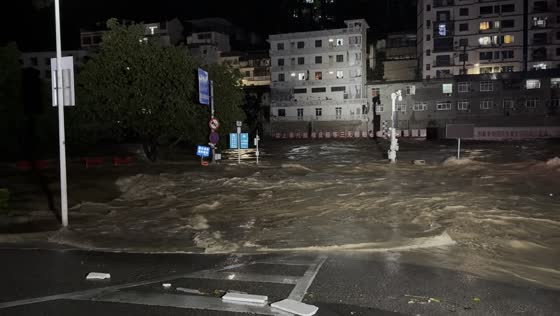 Torrential floodwaters sweep across city intersection in Chongqing, China