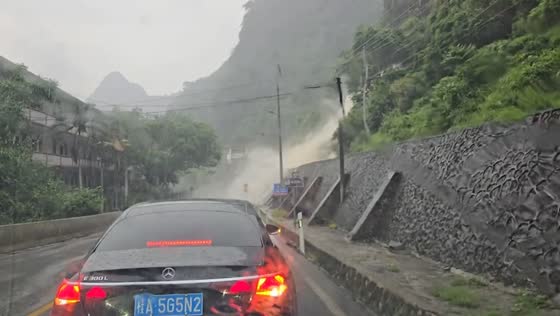 Flash flood rapidly covers roadway during heavy rain in Guangxi, China