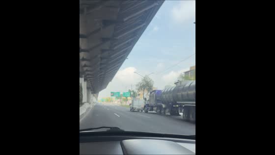 Delivery truck blocks 10-wheeler in near-collision on Mexico City, Mexico