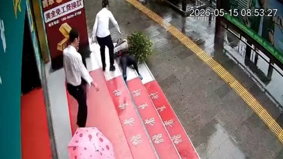 Woman slips on wet stairs and knocks over flowerpot in Guizhou, China