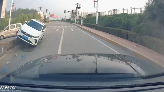 Car swerves into oncoming lane in Shaanxi, China