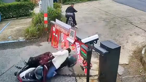 Motorcycle rider falls after avoiding cyclist in Hubei, China