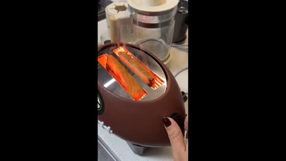 Toaster catches fire while bread is toasting in Yunnan, China