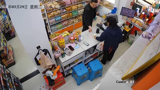 Customer uses distraction to take back cash during transaction in Sichuan, China