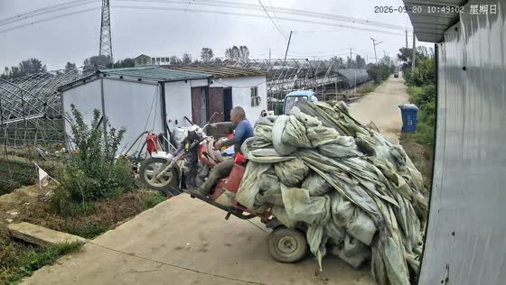 Overloaded cargo tricycle crashes into a roadside ditch in Anhui, China