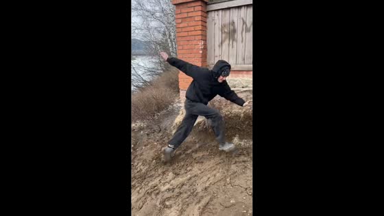 Man humorously uses muddy slope as “treadmill” in Ergaki, Russia