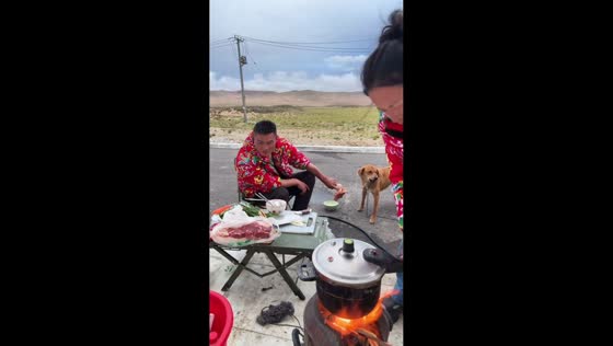 Pressure cooker suddenly explodes while woman is cooking outdoors in Tibet, China
