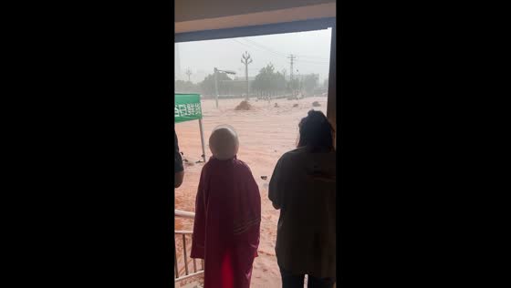 Severe flooding traps people inside building in Yunnan, China